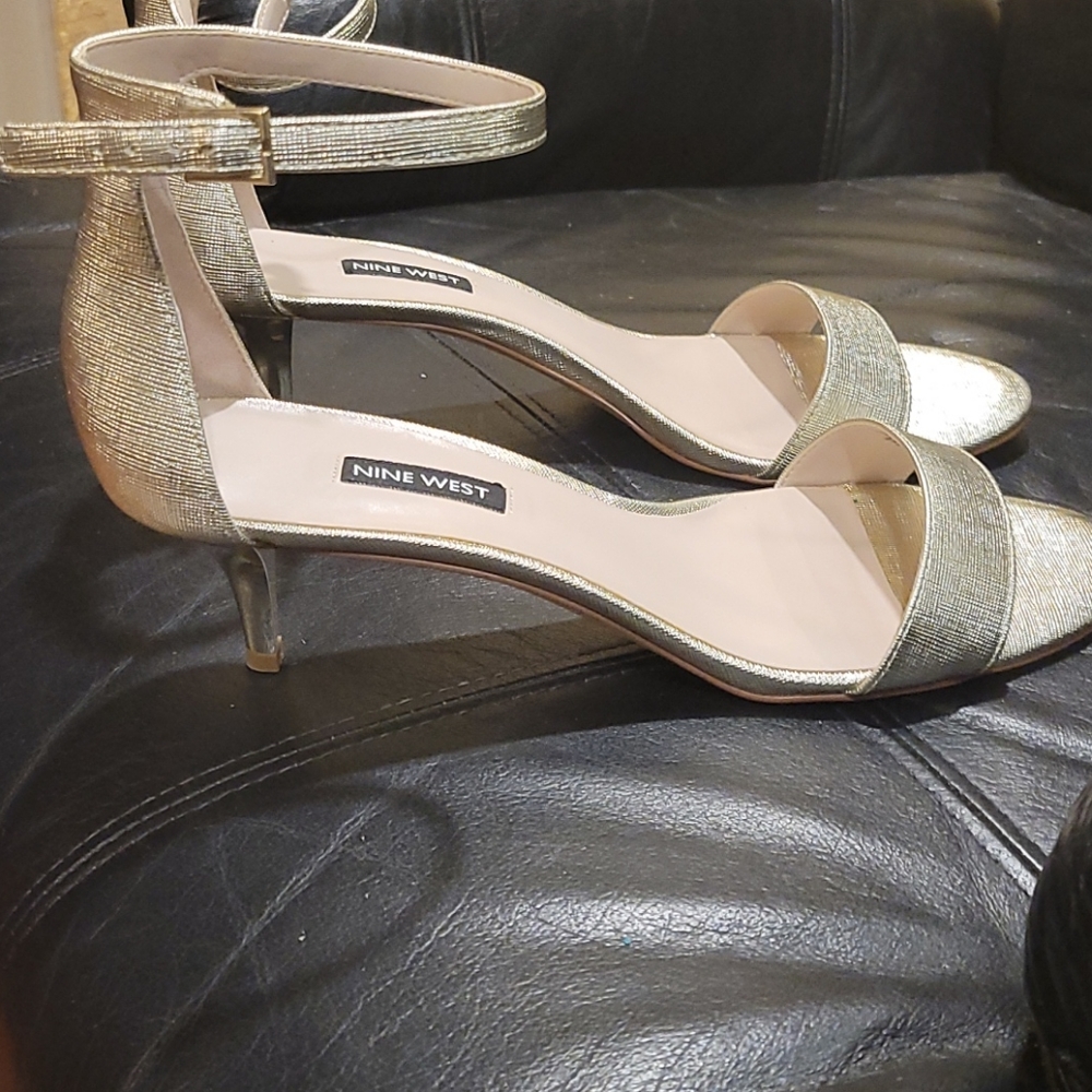 Ankle strapped sandals with kitten heel.